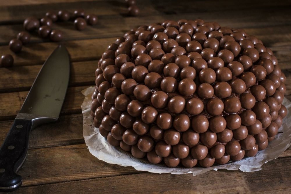 Украшение торта шоколадными шарами