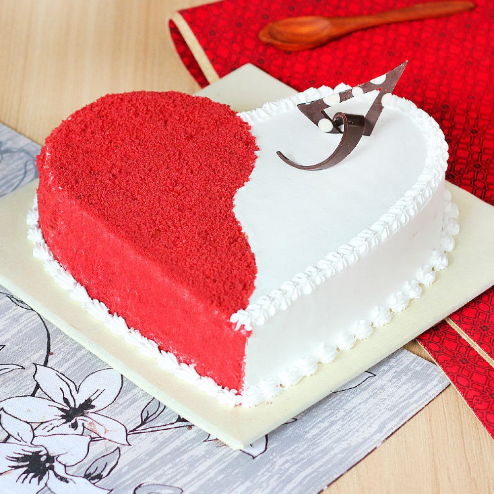 Бисквитный торт в форме сердца