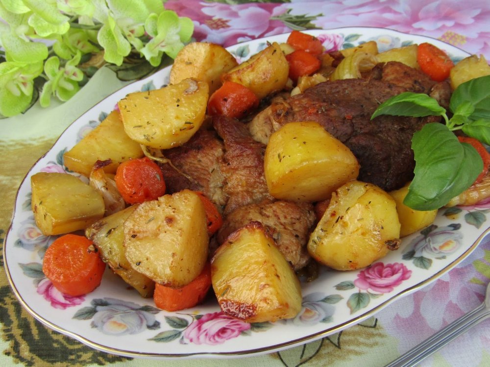 Видео рецепт картошки с мясом. Картошка с мясом. Говядина с картошкой. Говядина с картошкой в духовке. Молодой картофель с мясом.