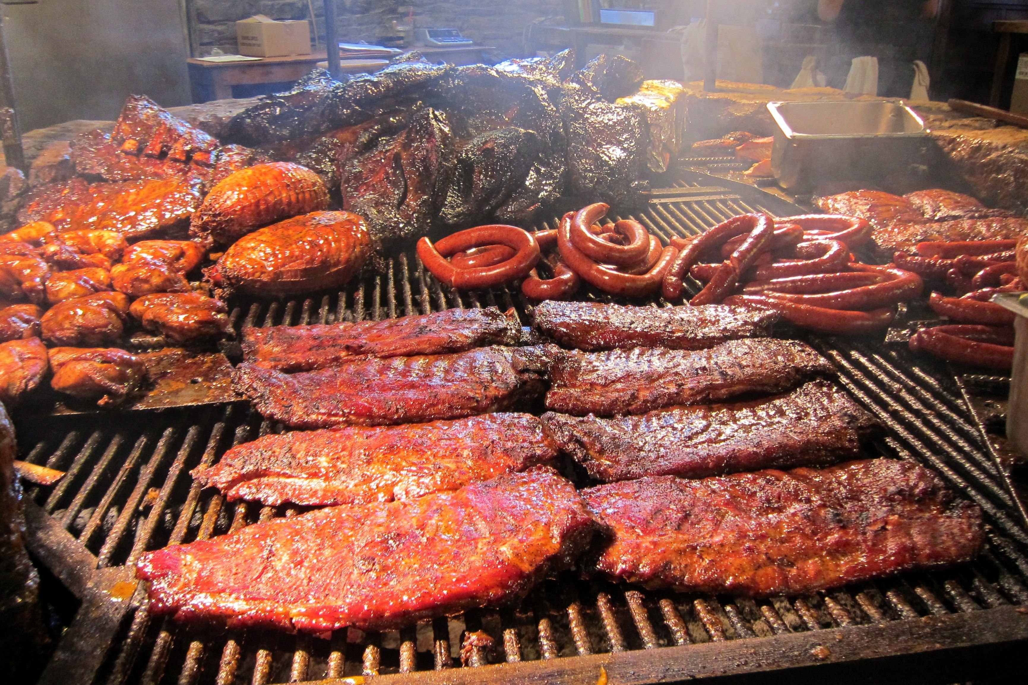 Видеть много мяса. Много мяса. Много жареного мяса. Техасское барбекю. Очень много мяса.