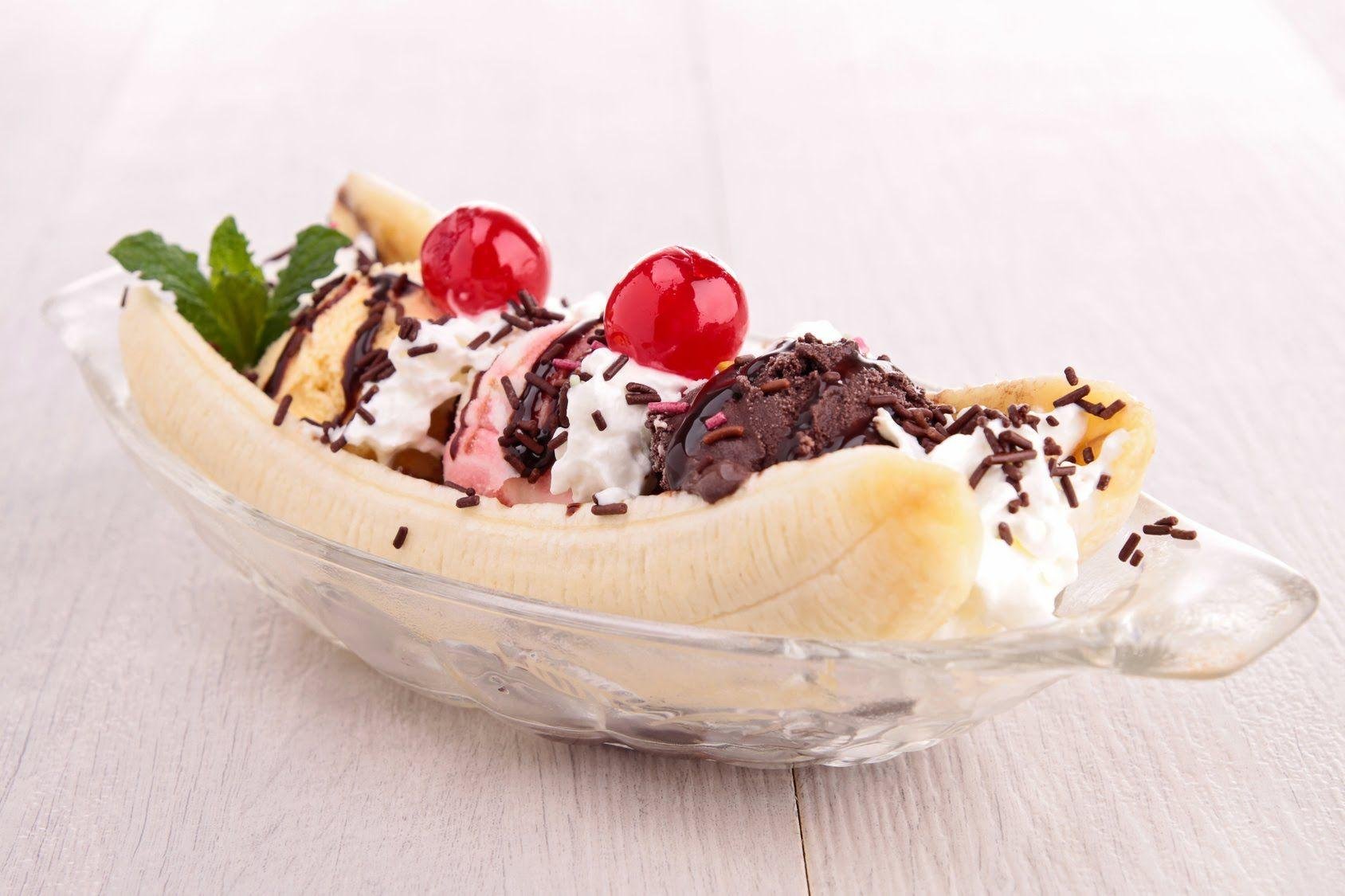 Dessert dishes. Банановый сплит Баскин Роббинс. Мороженое Banana Split. Баскин Роббинс банан шоколад. Банана сплит мороженое.