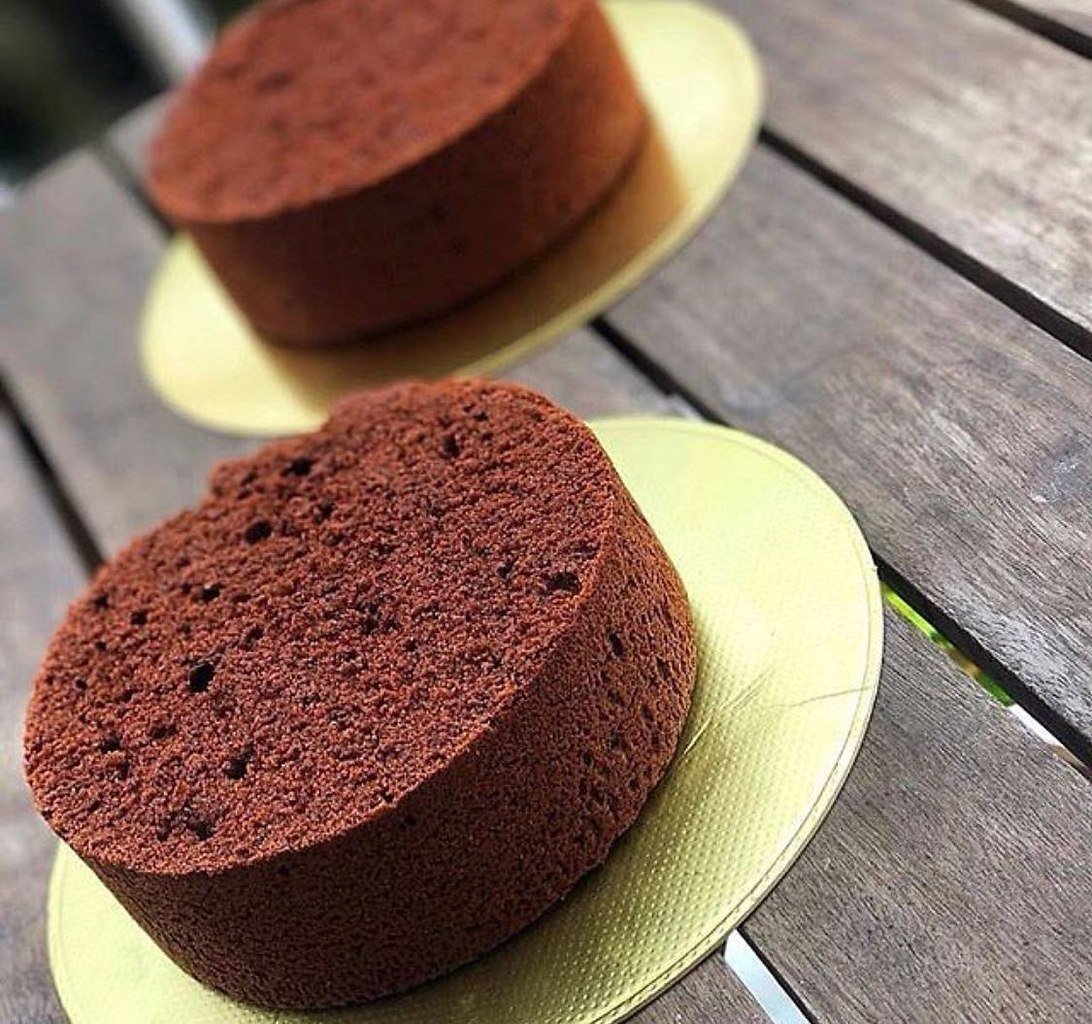 Самый простой бисквитный. Шоколадный шифоновый бисквит. Шоколадный бисквит Паулин кейк. Бисквит с какао. Б искивит.