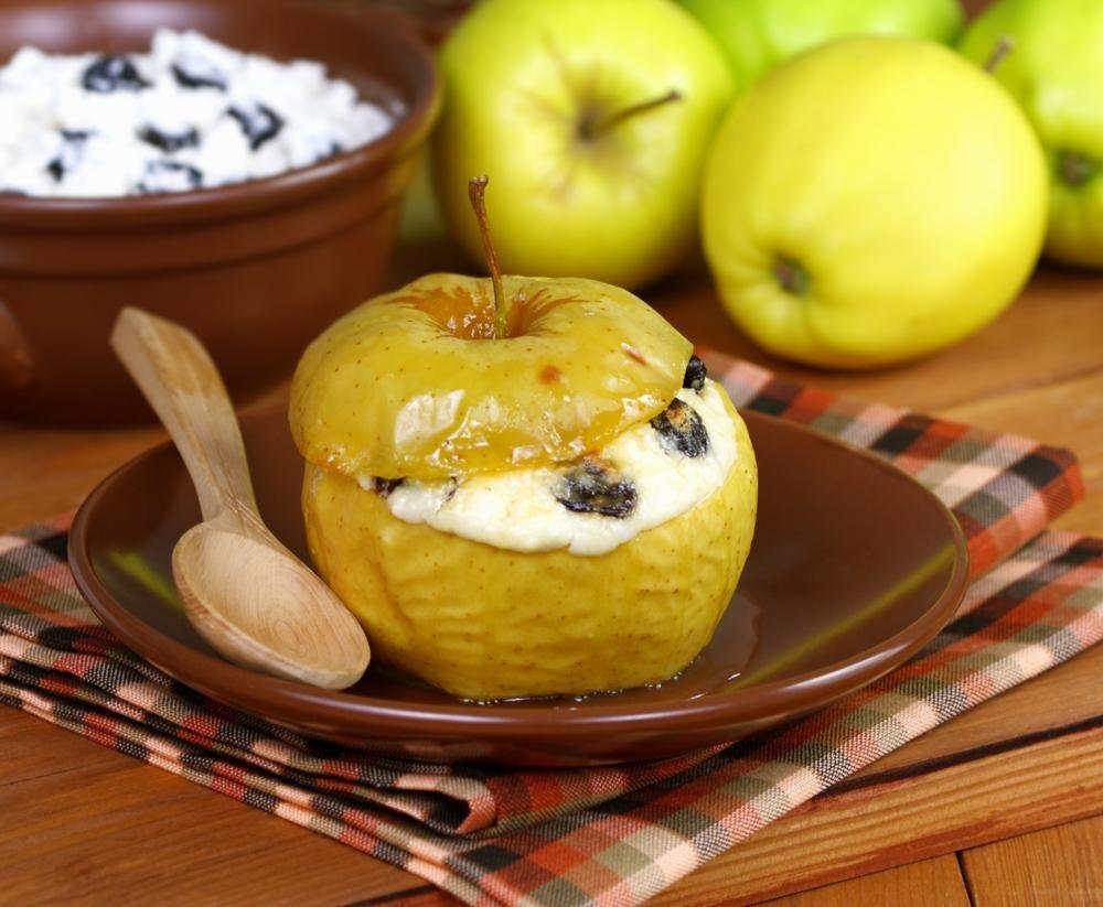 Печеные яблоки с творогом. Запечённые яблоки в духовке с мёдом. Запеченные яблоки с корицей. Яблоки фаршированные творогом.