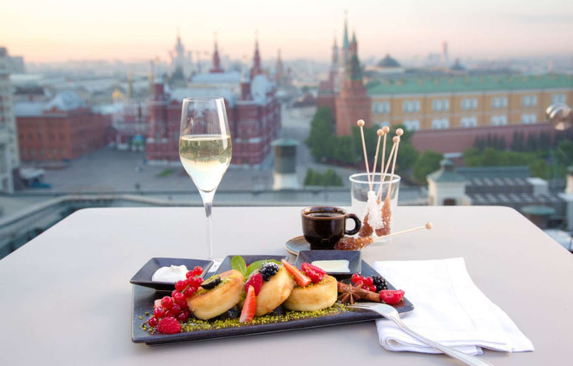 Где красиво позавтракать. Карлтон Москва завтрак. Ritz Carlton Москва завтрак. Завтрак в ресторане. Завтрак с красивым видом на Кремль.