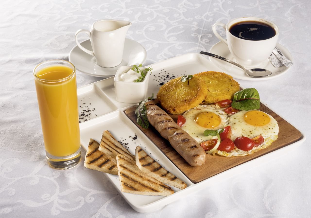 Позавтракать в краснодаре. Завтрак. Традиционный русский завтрак. Континентальный завтрак в гостинице что это. Классический русский завтрак.