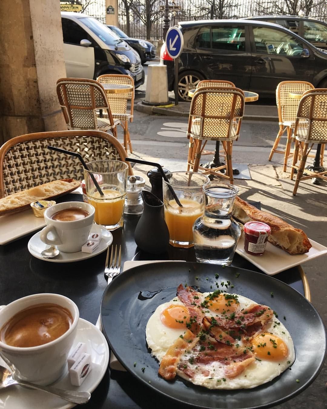 Столики на улице кафе. Красивый завтрак. Европейский завтрак. Столик в кафе. Завтрак в кафе.