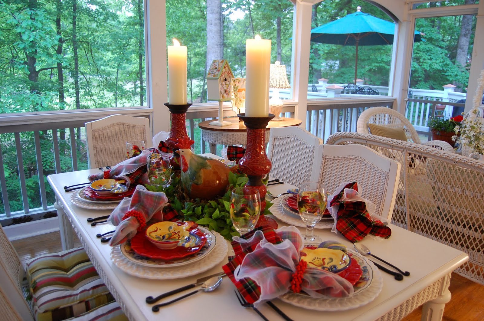 Загородная еда. Накрытый стол. Красивая сервировка стола на природе. Сервировка стола с едой. Сервировка стола на даче летом.