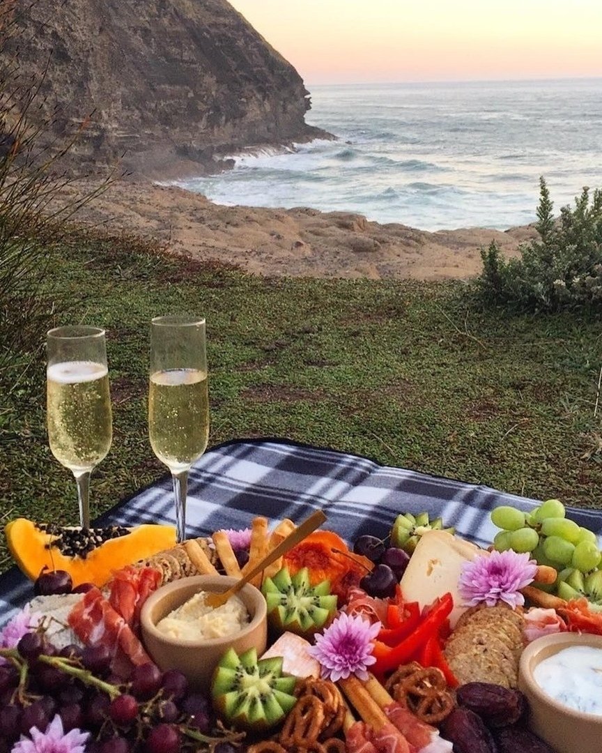 Ужин отдых. Пикник на пляже. Пикник на природе. Пикник на берегу моря. Романтик на природе.