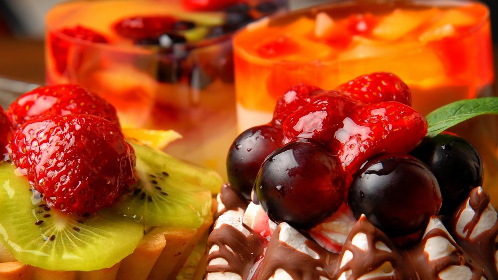 Десерт желе с фруктами