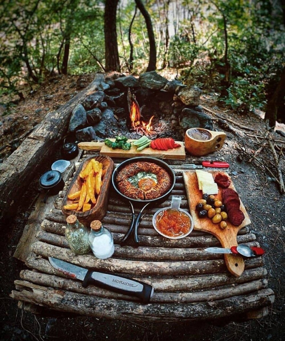 Завтрак в лесу