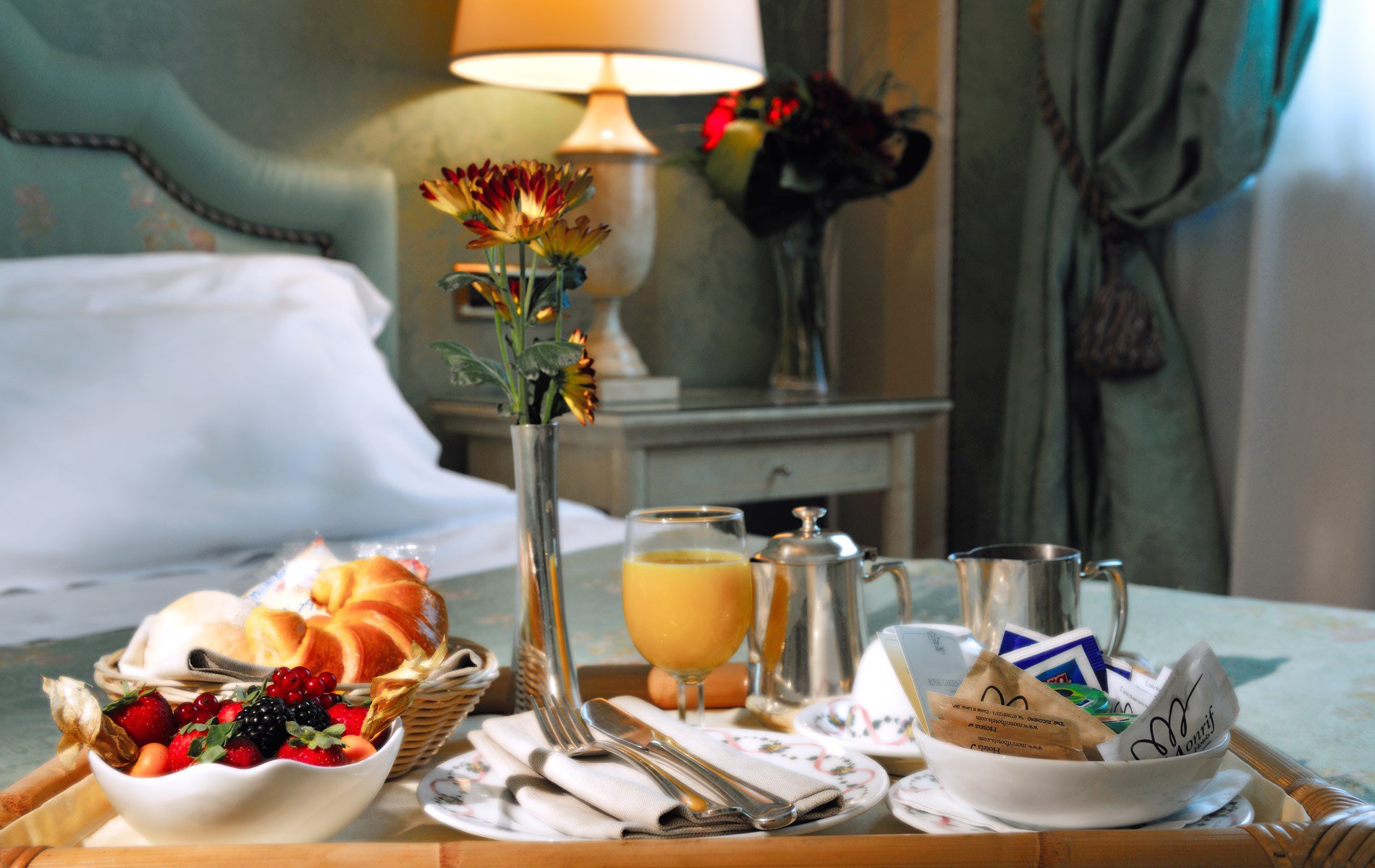 Room service 2024. Завтрак в номер в гостинице. Завтрак в отеле рум сервис. Сервировка стола рум сервис. Обслуживание в номерах.