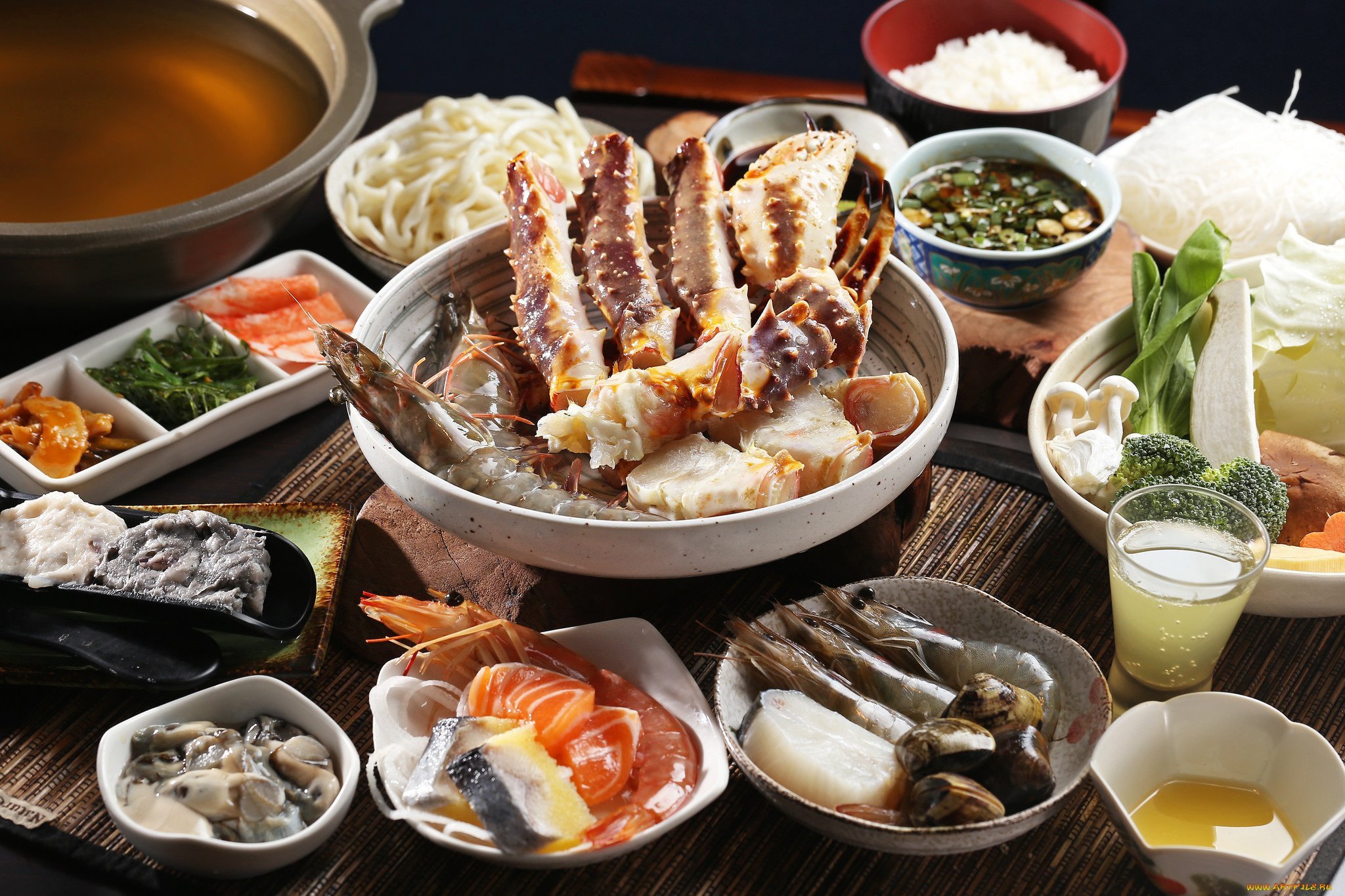Морской ужин. Кухня Юго Восточной Азии морепродукты. Блюда с морепродуктами. Азиатская кухня. Японская кухня морепродукты.