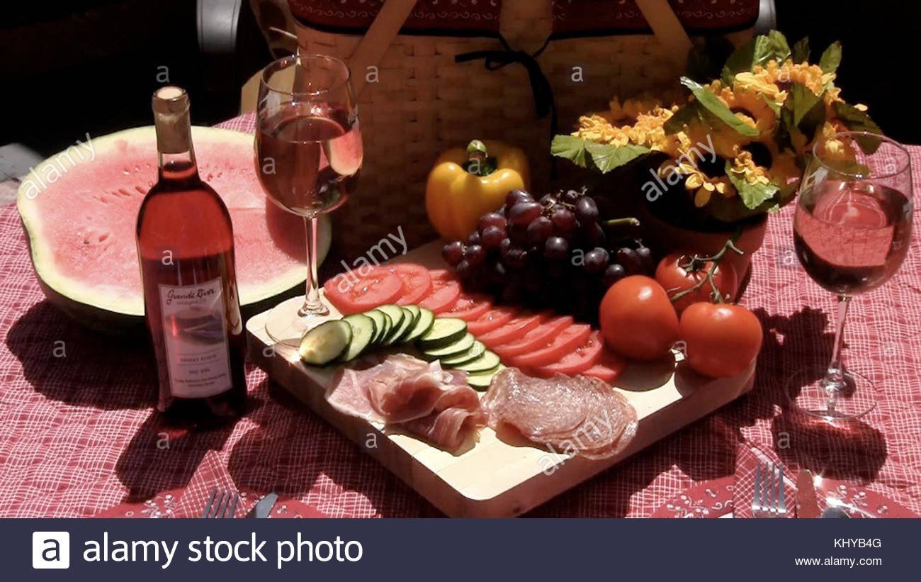 Ужин к вину. Романтический ужин с вином. Романтический ужин с вином и фруктами. Праздничный стол с вином. Фрукты для романтического ужина.