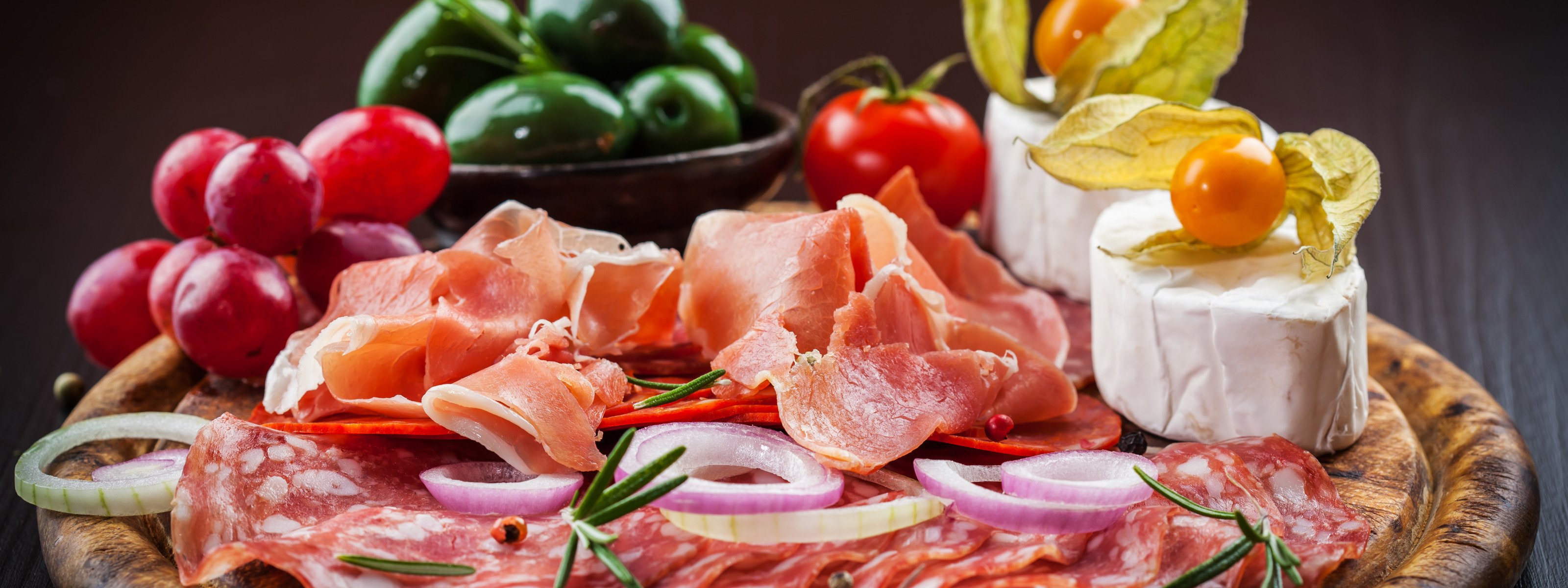 Реклама итальянское качество. Сыры и мясные деликатесы. Колбаса. Итальянские мясные деликатесы. Сыры и колбасы.