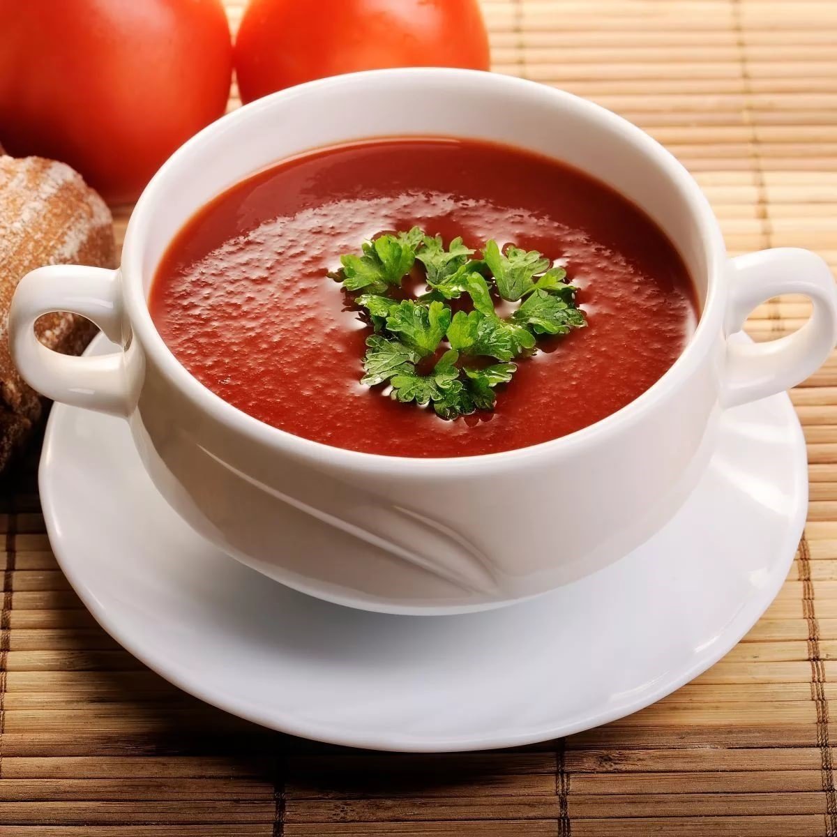 Суп томатный рецепты из свежих. Томатный суп с Чили. Карпаччо суп. Средиземноморский томатный суп. ТТК томатный суп пюре.