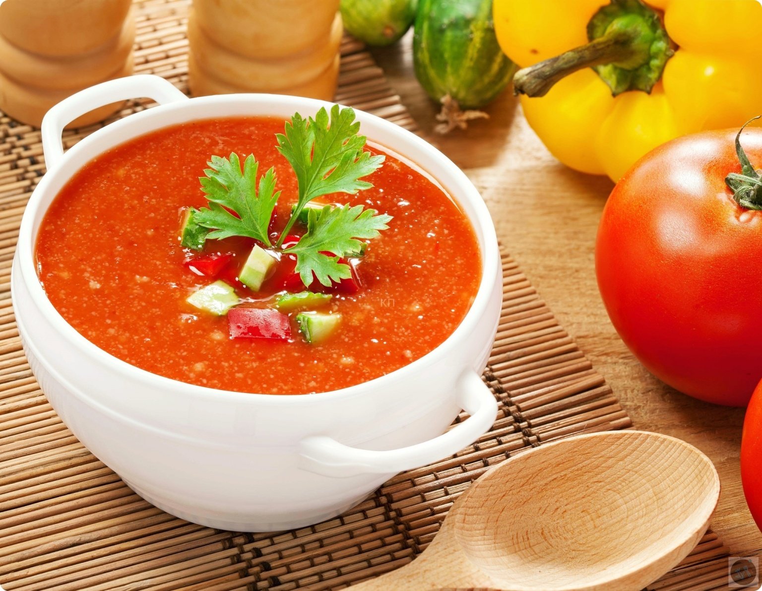 Суп томатный рецепты из свежих. Холодный томатный суп гаспачо. Испанский гаспачо. Испанский суп гаспачо. Испанская кухня гаспачо.