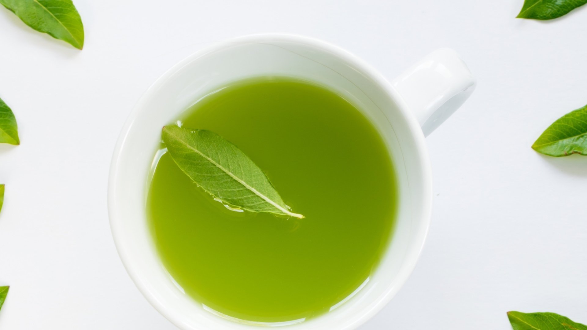 Лайм в чай. Чай на зелёном фоне. Фото чая на зеленом фоне. Напитки на зеленом фоне. Чай на зелёном фоне грилфид.