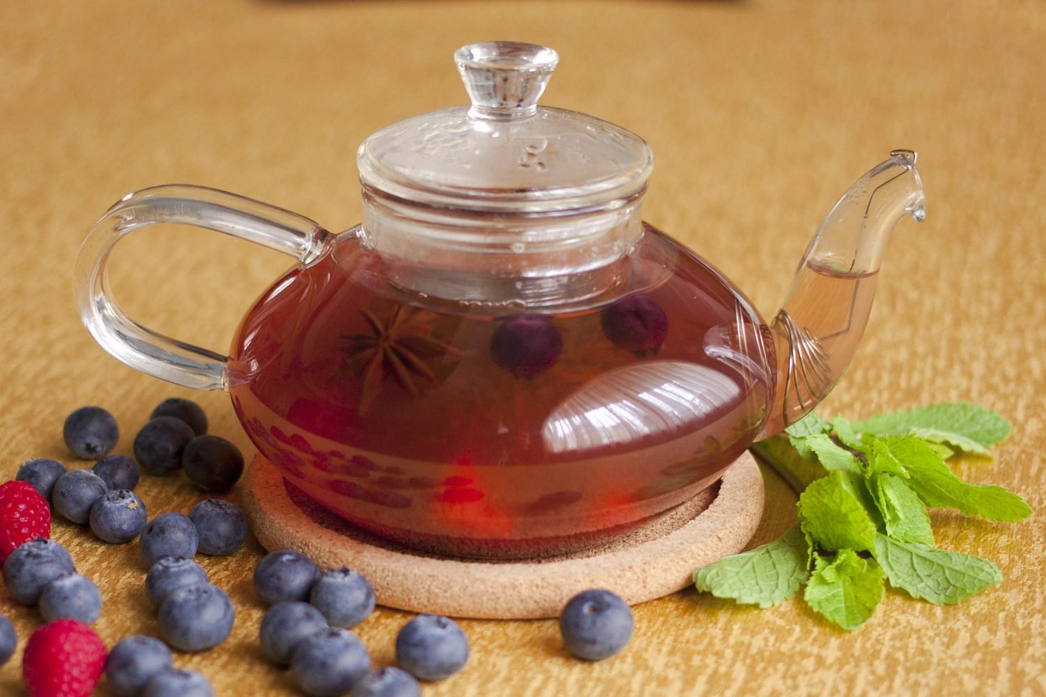 Фруктовый чай рецепт в домашних. Ягодный чай. Чай Лесные ягоды. Фруктово-ягодный чай. Фруктовый и травяной чай.