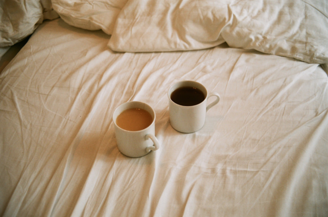 Кофе в постель. Кофе в постель для любимой. Утренний кофе в постель. Чашка кофе на кровати.