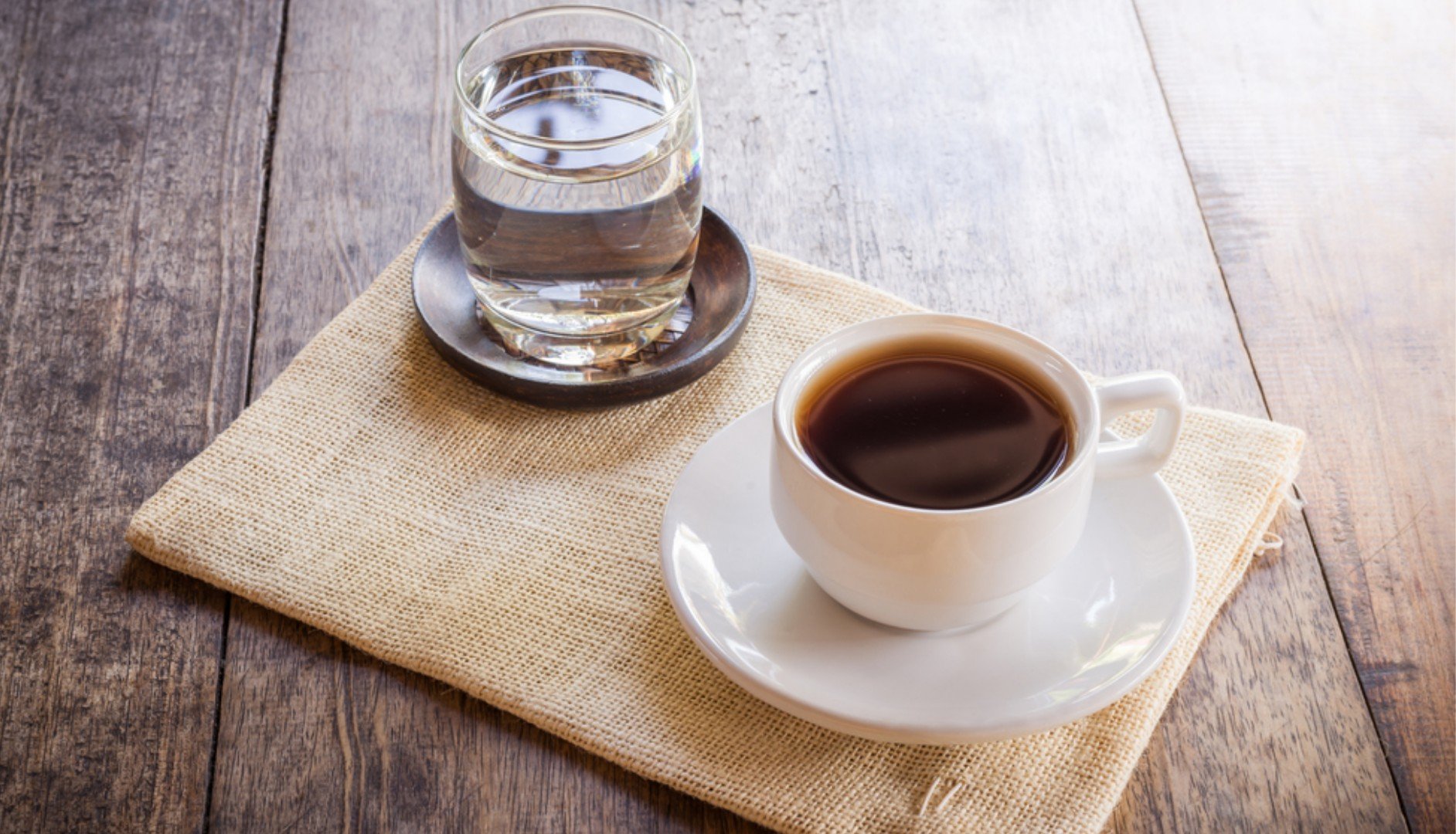 В турции подают кофе с водой. Ристретто кофе. Чашка кофе. Чашка кофе и стакан воды. Подача кофе.