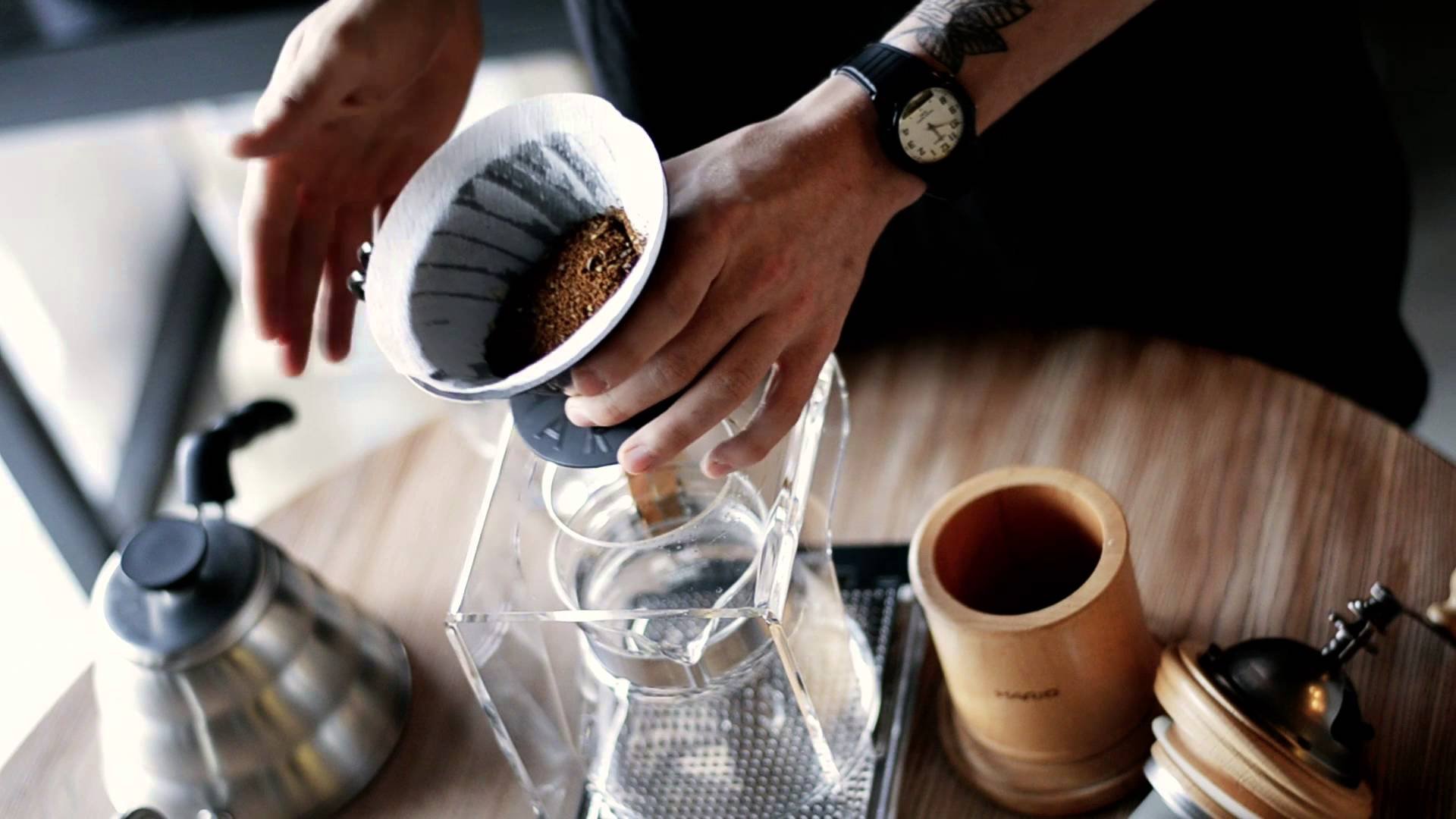 Он мелет кофе. Кофе через бумажный фильтр. Приготовление кофе. Чашка кофе. Кофе через фильтр.